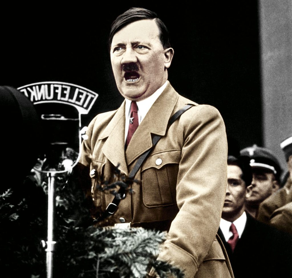 Hitler Dictador dando un discurso.